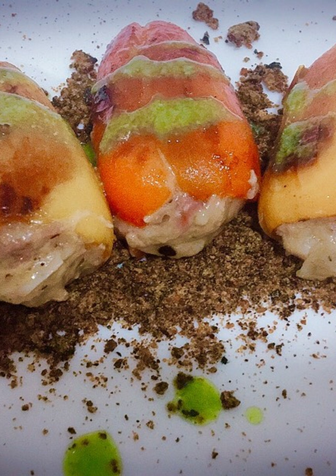 Una foto de Pimientos dulces marineros con tierra de ajo negro y vinagreta verde