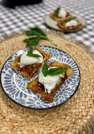 Foto principal de Hojaldre de melocotón, jamón y burrata - receta viral