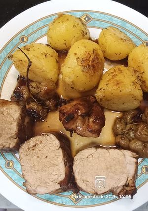 Una foto de Solomillo al Pedro Ximénez con uvas y patatas a la mantequilla