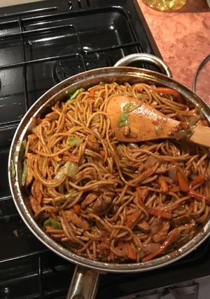 Kínai hagymás csirkemell pirított tésztával recept fotója