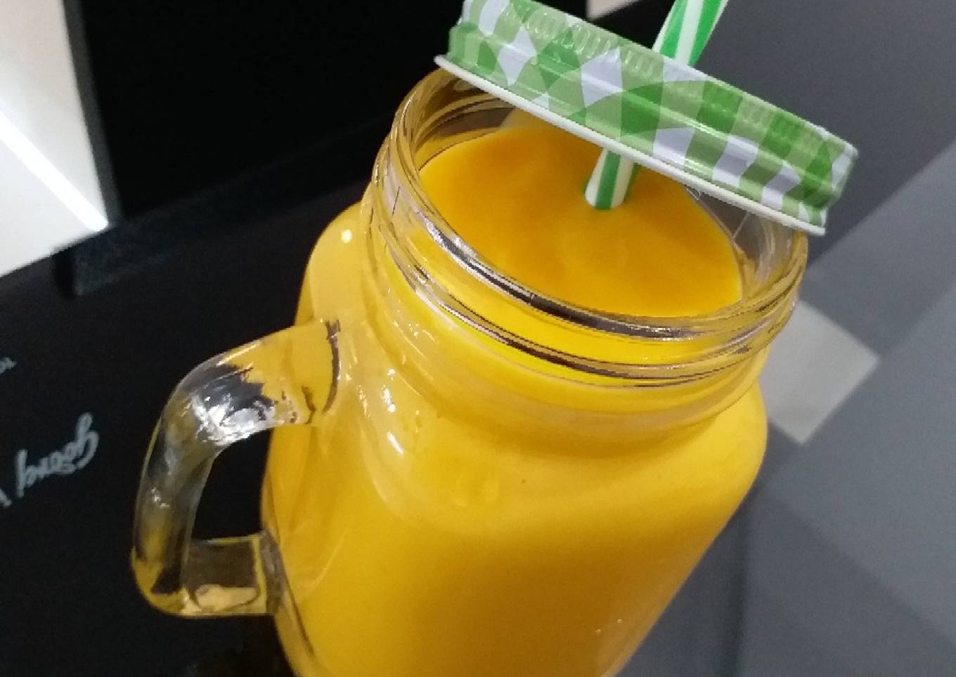 Mango Lassi (Indian Mango Yogurt Drink)