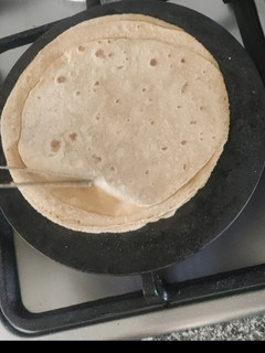 બે પડ વાળી રોટી (Be Pad Vali Roti Recipe In Gujarati) રેસીપી મુખ્ય ફોટો