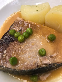 Una foto de Atún a la plancha en salsa de gambas