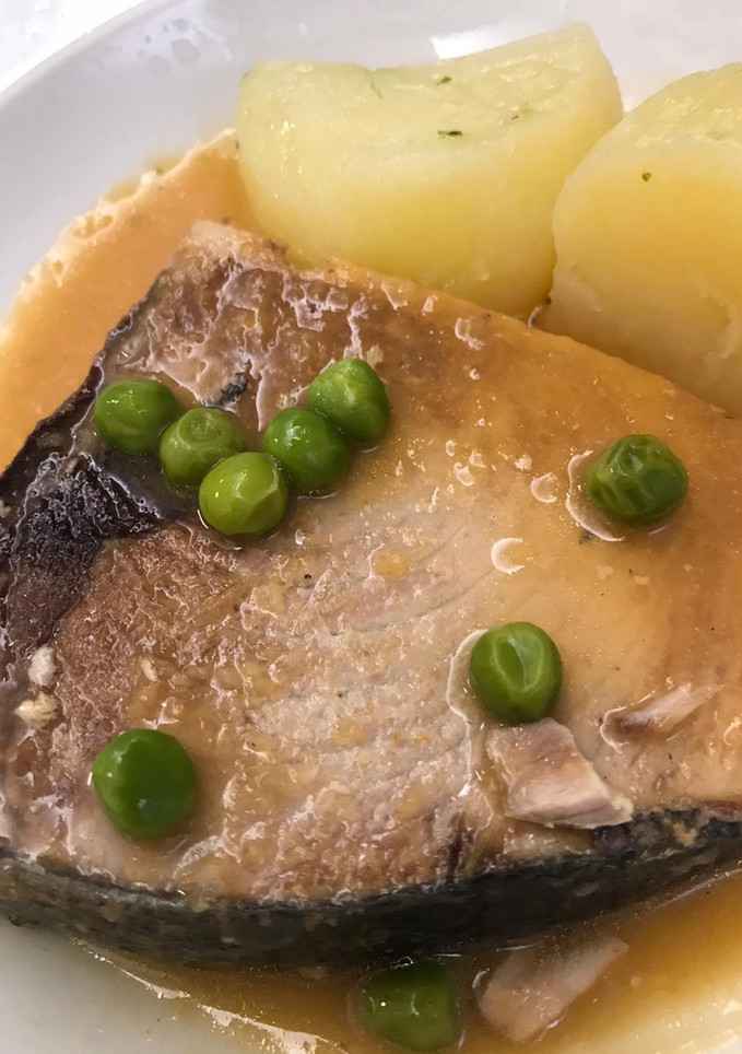 Una foto de Atún a la plancha en salsa de gambas