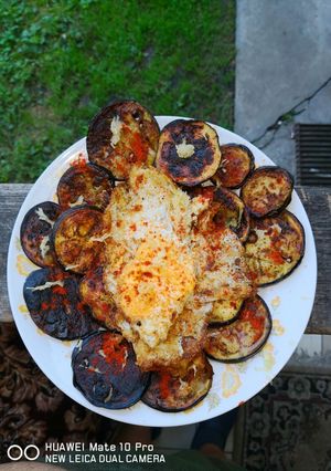 Fokhagymás sült padlizsán, tükörtojással recept fotója