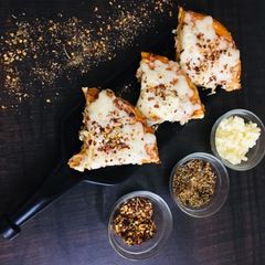 A picture of Margherita pizza.