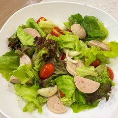 A picture of Sour and spicy Vietnamese-style pork sausage salad.