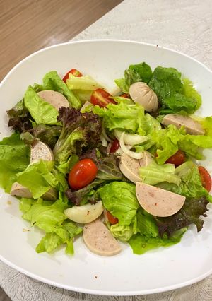 A picture of Sour and spicy Vietnamese-style pork sausage salad.