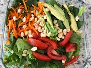 Una foto de ensalada lechuga y espinacas