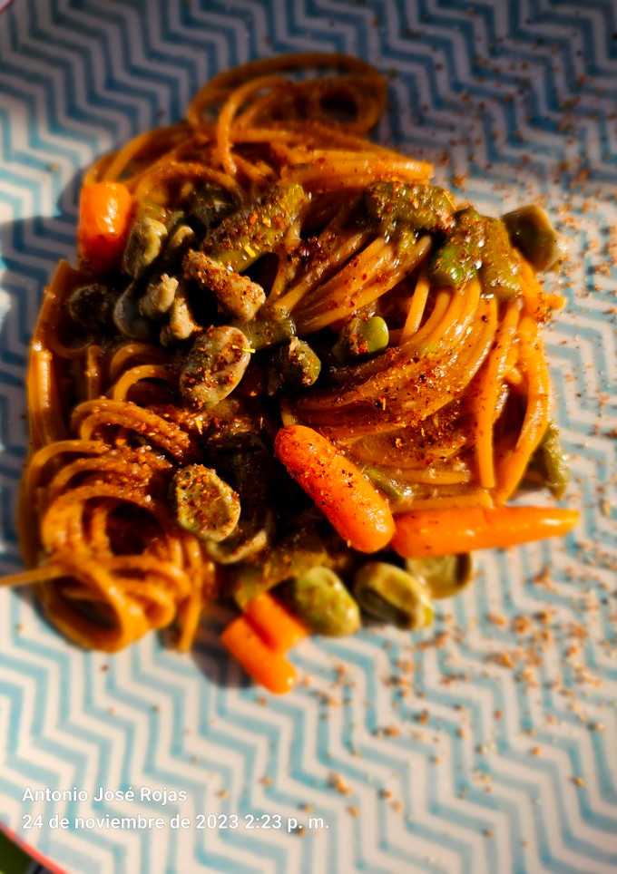 Una foto de Spaghetti picantes con verduritas