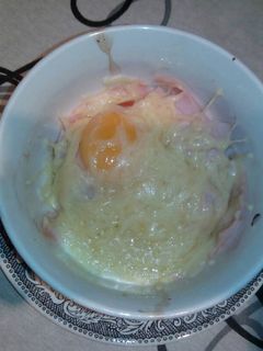 Una foto de Huevos al horno con jamón y tomate