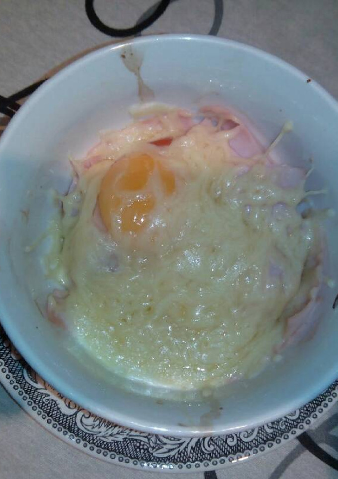 Una foto de Huevos al horno con jamón y tomate