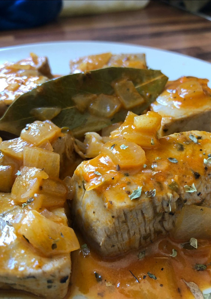 Una foto de Atún encebollado