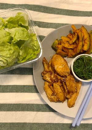 รูปของ อกไก่ผัดซอสเทอริยากิ ฟักทองญี่ปุ่นย่าง แกล้มผักสลัด และยำสาหร่าย