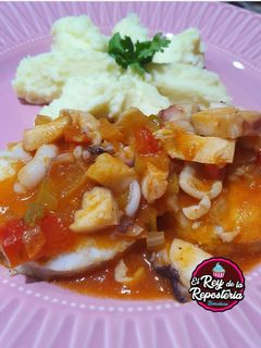 Una foto de Medallones de merluza con salsa de mariscos