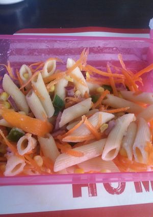 Una foto de Ensalada de pasta y verduras