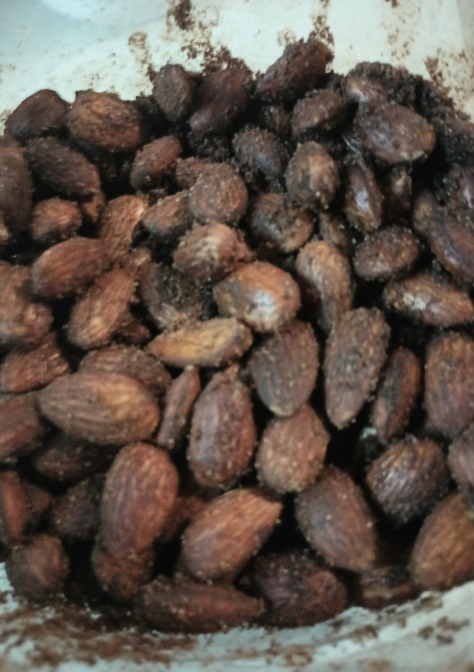 A picture of Cocoa and Sugar Almonds.