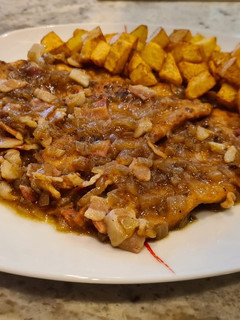 Una foto de Pechugas de pollo a la mostaza con salsa de cebolla