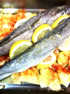 Una foto de Merlucita sobre patata al pimentón de la Vera al horno