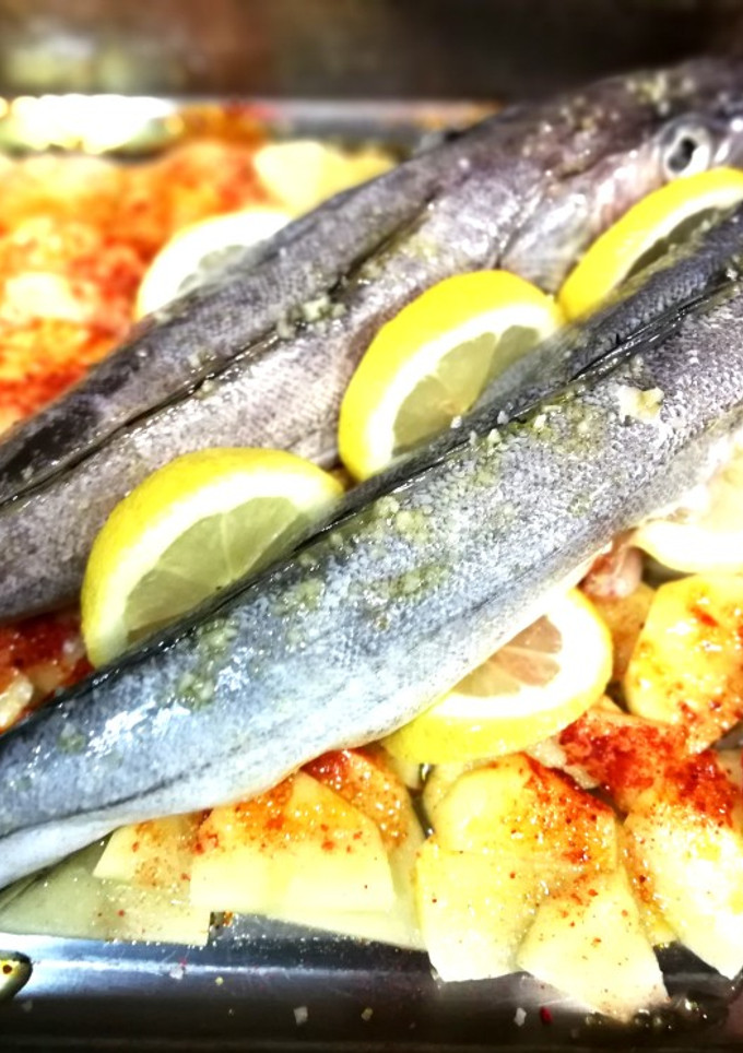 Una foto de Merlucita sobre patata al pimentón de la Vera al horno