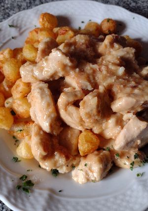 Una foto de Pollo al ajo con papas noisette de Bigote Cocina