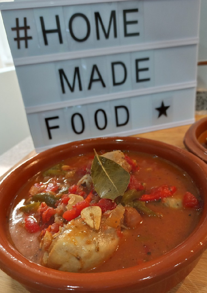 Una foto de Muslos de pollo 🍗 al chilindrón 🍲