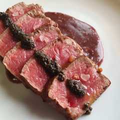 Foto di Filetto su riduzione di aglianico, castagne, tartufo e sale rosa