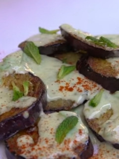 Una foto de Berenjena con salsa de yogurt y aguacate