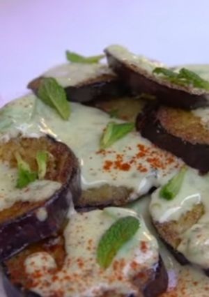 Foto principal de Berenjena con salsa de yogurt y aguacate