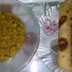 A picture of Dengu curry and paratha.