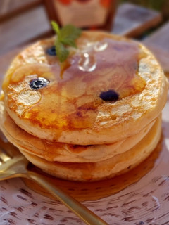Una foto de Pancakes con arándanos con sirope de arce