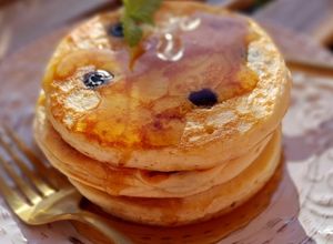 Una foto de Pancakes con arándanos con sirope de arce