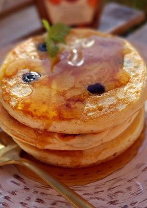 Una foto de Pancakes con arándanos con sirope de arce