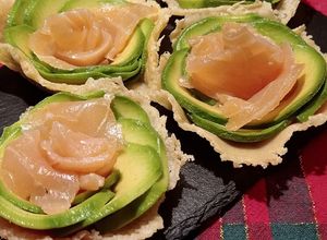 Foto di Cestini di grana con avocado e salmone