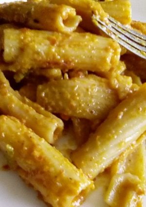 A picture of Creamy garlic pasta.