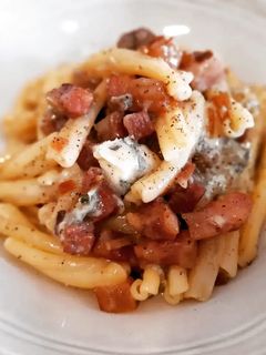 Una foto de Casarecce con guanciale, moixernons en salsa de gorgonzola