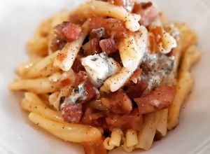 Una foto de Casarecce con guanciale, moixernons en salsa de gorgonzola