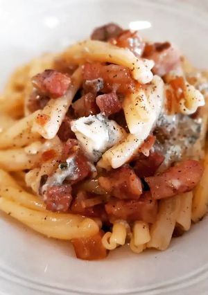 Una foto de Casarecce con guanciale, moixernons en salsa de gorgonzola
