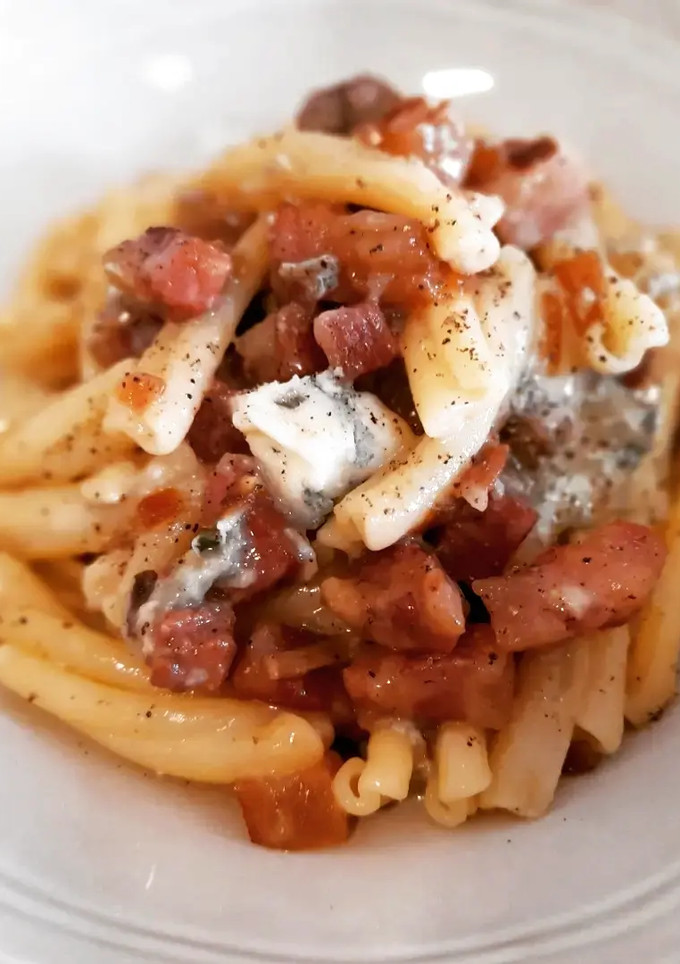 Una foto de Casarecce con guanciale, moixernons en salsa de gorgonzola