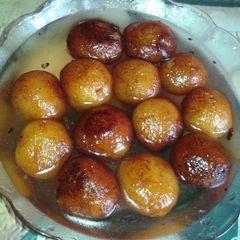 A picture of Gulab jamun.
