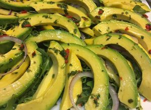 Una foto de Ensalada de Rúcula y aguacate
