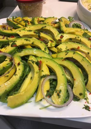 Una foto de Ensalada de Rúcula y aguacate