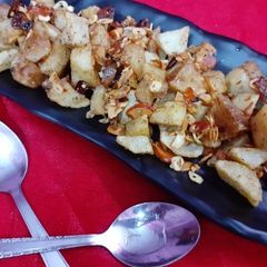 A picture of Garlic Pepper Crispy Potatoes.