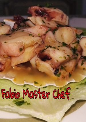 Foto di Tentacoli di Calamari all'Acqua Pazza serviti su Conchiglia