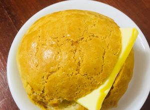 Hình của món Bánh mì dứa Hồng Kông (Hong Kong pineapple buns).