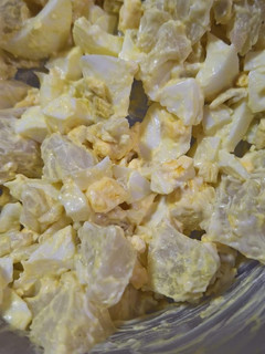 Una foto de (KETO) falsa ensalada rusa