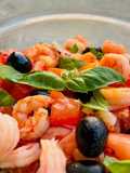 Insalata di gamberi con olive e basilico