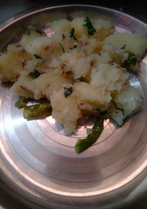 फलाहारी आलू (falahari aloo recipe in Hindi) रेसिपी मुख्य फोटो
