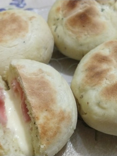 Una foto de Pancitos rellenos de jamón y queso SIN HORNO