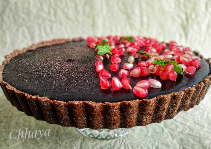 Salted caramel chocolate tart